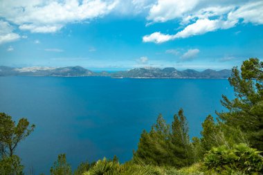 İspanya 'nın Mallorca adasındaki Alcdia Körfezi' nin muhteşem manzaralı Talaia d 'Alcdia Dağı' na yürüyüş.