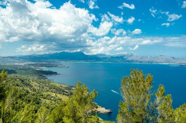İspanya 'nın Mallorca adasındaki Alcdia Körfezi' nin muhteşem manzaralı Talaia d 'Alcdia Dağı' na yürüyüş.