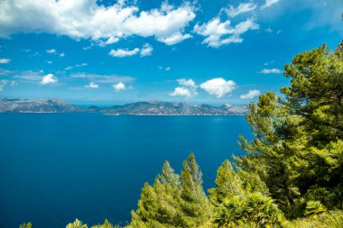 İspanya 'nın Mallorca adasındaki Alcdia Körfezi' nin muhteşem manzaralı Talaia d 'Alcdia Dağı' na yürüyüş.