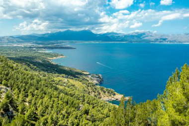 İspanya 'nın Mallorca adasındaki Alcdia Körfezi' nin muhteşem manzaralı Talaia d 'Alcdia Dağı' na yürüyüş.