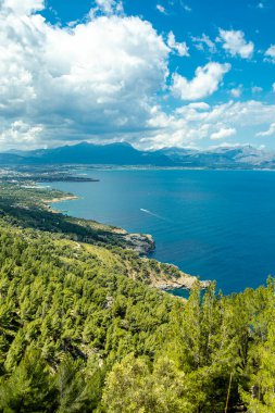 İspanya 'nın Mallorca adasındaki Alcdia Körfezi' nin muhteşem manzaralı Talaia d 'Alcdia Dağı' na yürüyüş.