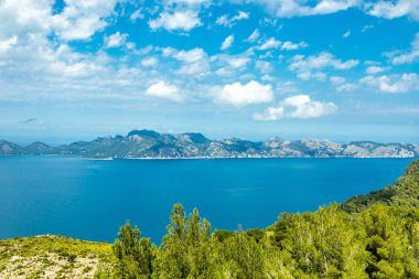 İspanya 'nın Mallorca adasındaki Alcdia Körfezi' nin muhteşem manzaralı Talaia d 'Alcdia Dağı' na yürüyüş.