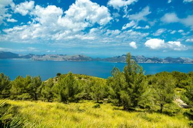 İspanya 'nın Mallorca adasındaki Alcdia Körfezi' nin muhteşem manzaralı Talaia d 'Alcdia Dağı' na yürüyüş.