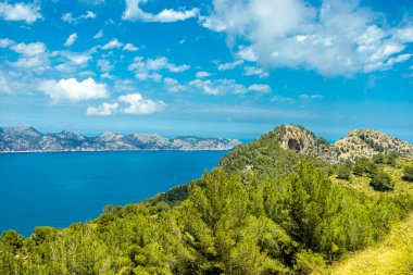 İspanya 'nın Mallorca adasındaki Alcdia Körfezi' nin muhteşem manzaralı Talaia d 'Alcdia Dağı' na yürüyüş.