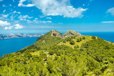 İspanya 'nın Mallorca adasındaki Alcdia Körfezi' nin muhteşem manzaralı Talaia d 'Alcdia Dağı' na yürüyüş.