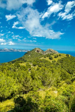 İspanya 'nın Mallorca adasındaki Alcdia Körfezi' nin muhteşem manzaralı Talaia d 'Alcdia Dağı' na yürüyüş.