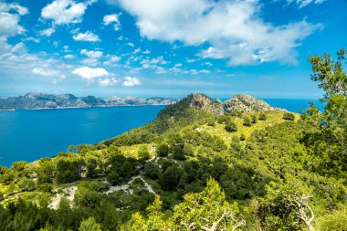 İspanya 'nın Mallorca adasındaki Alcdia Körfezi' nin muhteşem manzaralı Talaia d 'Alcdia Dağı' na yürüyüş.