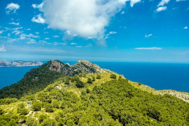 İspanya 'nın Mallorca adasındaki Alcdia Körfezi' nin muhteşem manzaralı Talaia d 'Alcdia Dağı' na yürüyüş.