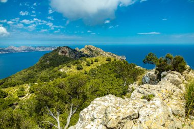 İspanya 'nın Mallorca adasındaki Alcdia Körfezi' nin muhteşem manzaralı Talaia d 'Alcdia Dağı' na yürüyüş.