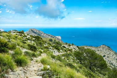 İspanya 'nın Mallorca adasındaki Alcdia Körfezi' nin muhteşem manzaralı Talaia d 'Alcdia Dağı' na yürüyüş.