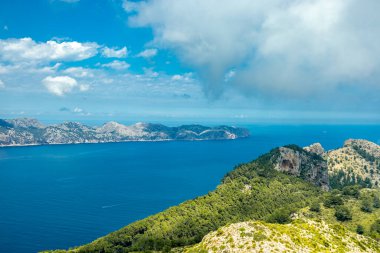 İspanya 'nın Mallorca adasındaki Alcdia Körfezi' nin muhteşem manzaralı Talaia d 'Alcdia Dağı' na yürüyüş.