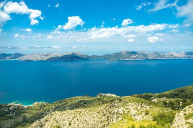 İspanya 'nın Mallorca adasındaki Alcdia Körfezi' nin muhteşem manzaralı Talaia d 'Alcdia Dağı' na yürüyüş.