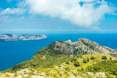 İspanya 'nın Mallorca adasındaki Alcdia Körfezi' nin muhteşem manzaralı Talaia d 'Alcdia Dağı' na yürüyüş.