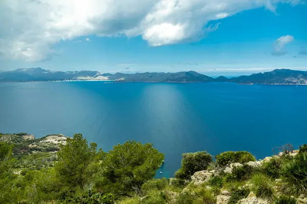 İspanya 'nın Mallorca adasındaki Alcdia Körfezi' nin muhteşem manzaralı Talaia d 'Alcdia Dağı' na yürüyüş.