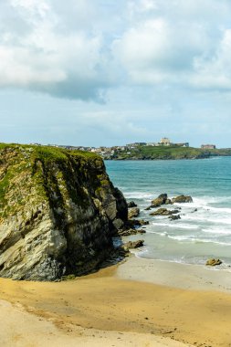Güzel Cornwall İngiltere 'nin batı kıyısındaki Newquay gezinti güvertesinde kısa bir yürüyüş.