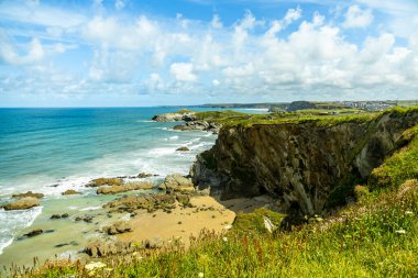 Güzel Cornwall İngiltere 'nin batı kıyısındaki Newquay gezinti güvertesinde kısa bir yürüyüş.