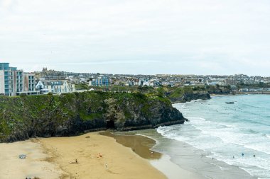 Güzel Cornwall İngiltere 'nin batı kıyısındaki Newquay gezinti güvertesinde kısa bir yürüyüş.