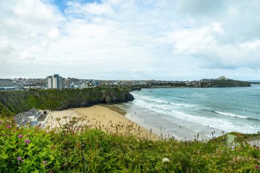 Güzel Cornwall İngiltere 'nin batı kıyısındaki Newquay gezinti güvertesinde kısa bir yürüyüş.