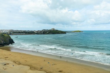 Güzel Cornwall İngiltere 'nin batı kıyısındaki Newquay gezinti güvertesinde kısa bir yürüyüş.