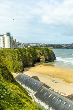 Güzel Cornwall İngiltere 'nin batı kıyısındaki Newquay gezinti güvertesinde kısa bir yürüyüş.