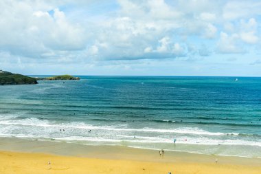 Güzel Cornwall İngiltere 'nin batı kıyısındaki Newquay gezinti güvertesinde kısa bir yürüyüş.