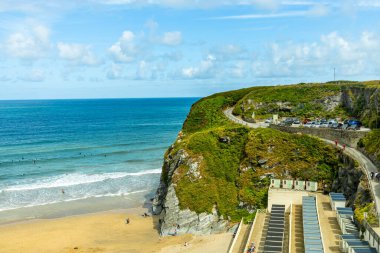 Güzel Cornwall İngiltere 'nin batı kıyısındaki Newquay gezinti güvertesinde kısa bir yürüyüş.