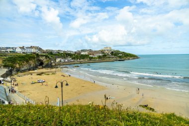 Güzel Cornwall İngiltere 'nin batı kıyısındaki Newquay gezinti güvertesinde kısa bir yürüyüş.