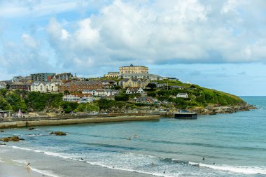 Güzel Cornwall İngiltere 'nin batı kıyısındaki Newquay gezinti güvertesinde kısa bir yürüyüş.