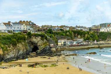 Güzel Cornwall İngiltere 'nin batı kıyısındaki Newquay gezinti güvertesinde kısa bir yürüyüş.