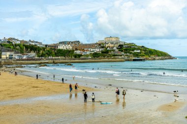 Güzel Cornwall İngiltere 'nin batı kıyısındaki Newquay gezinti güvertesinde kısa bir yürüyüş.