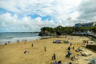 Güzel Cornwall İngiltere 'nin batı kıyısındaki Newquay gezinti güvertesinde kısa bir yürüyüş.