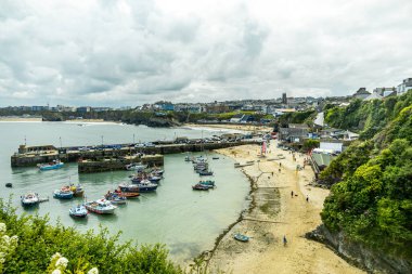 Güzel Cornwall İngiltere 'nin batı kıyısındaki Newquay gezinti güvertesinde kısa bir yürüyüş.