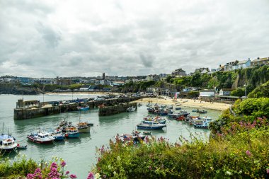 Güzel Cornwall İngiltere 'nin batı kıyısındaki Newquay gezinti güvertesinde kısa bir yürüyüş.