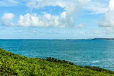 Güzel Cornwall İngiltere 'nin batı kıyısındaki Newquay gezinti güvertesinde kısa bir yürüyüş.