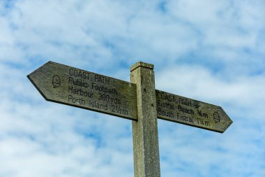 Güzel Cornwall İngiltere 'nin batı kıyısındaki Newquay gezinti güvertesinde kısa bir yürüyüş.