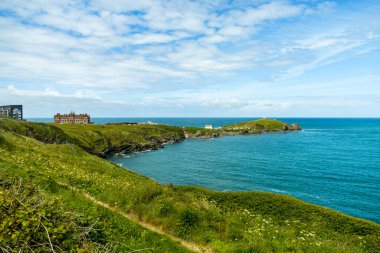 Güzel Cornwall İngiltere 'nin batı kıyısındaki Newquay gezinti güvertesinde kısa bir yürüyüş.