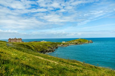 Güzel Cornwall İngiltere 'nin batı kıyısındaki Newquay gezinti güvertesinde kısa bir yürüyüş.