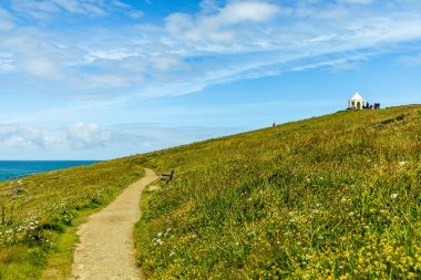 Güzel Cornwall İngiltere 'nin batı kıyısındaki Newquay gezinti güvertesinde kısa bir yürüyüş.