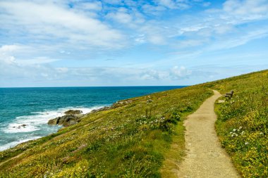 Güzel Cornwall İngiltere 'nin batı kıyısındaki Newquay gezinti güvertesinde kısa bir yürüyüş.