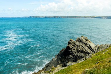 Güzel Cornwall İngiltere 'nin batı kıyısındaki Newquay gezinti güvertesinde kısa bir yürüyüş.