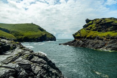 Güzel Cornwall İngiltere 'nin batı kıyısındaki küçük liman kasabası Boscastle' ı keşfedin.