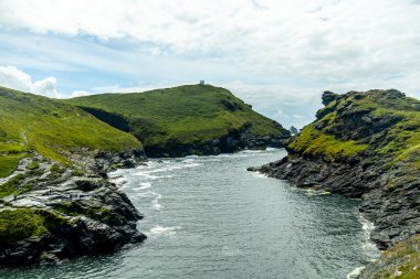 Güzel Cornwall İngiltere 'nin batı kıyısındaki küçük liman kasabası Boscastle' ı keşfedin.