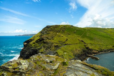 Güzel Cornwall İngiltere 'nin batı kıyısındaki küçük liman kasabası Boscastle' ı keşfedin.