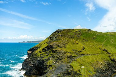 Güzel Cornwall İngiltere 'nin batı kıyısındaki küçük liman kasabası Boscastle' ı keşfedin.