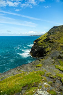 Güzel Cornwall İngiltere 'nin batı kıyısındaki küçük liman kasabası Boscastle' ı keşfedin.