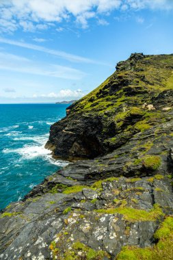 Güzel Cornwall İngiltere 'nin batı kıyısındaki küçük liman kasabası Boscastle' ı keşfedin.