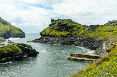 Güzel Cornwall İngiltere 'nin batı kıyısındaki küçük liman kasabası Boscastle' ı keşfedin.
