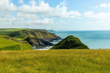Hartland Point 'e güzel deniz feneri ve çarpıcı deniz manzarasıyla güzel bir yürüyüş.