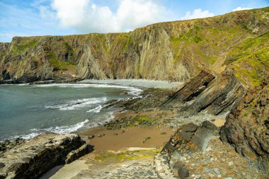 Hartland Point 'e güzel deniz feneri ve çarpıcı deniz manzarasıyla güzel bir yürüyüş.