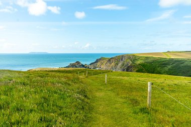 Hartland Point 'e güzel deniz feneri ve çarpıcı deniz manzarasıyla güzel bir yürüyüş.